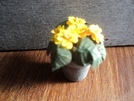 Poppenhuis miniatuur gele primula in pot schaal 1:12