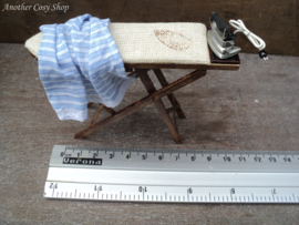 Poppenhuis miniatuur opklapbare strijkplank met strijkijzer schaal 1:12