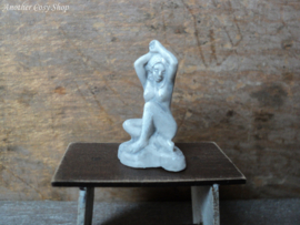 Poppenhuis miniatuur beeldje zittende naakte vrouw schaal 1:12 (no. 1)