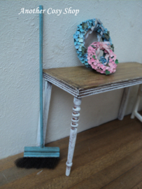 Dollhouse miniature broom in 1"scale