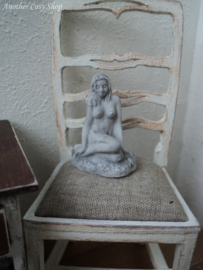 Poppenhuis miniatuur beeldje zittende naakte vrouw schaal 1:12  (no. 5)