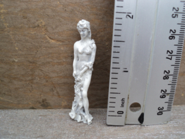Poppenhuis miniatuur beeld elegante dame schaal 1:12