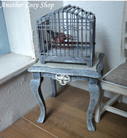 Poppenhuis miniatuur vogelkooitje met vogel schaal 1:12