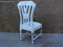 Poppenhuis miniatuur brocante eetkamer stoeltje schaal 1:12