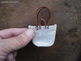 Dollhouse miniature shopping bag in 1" scale