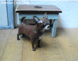 Poppenhuis miniatuur kortharige chihuahua schaal 1:12