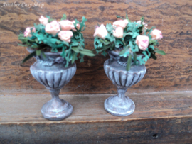 Poppenhuis miniatuur urn met rozen schaal 1:12
