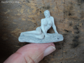 Poppenhuis miniatuur beeldje zittende naakte vrouw schaal 1:12  (no. 3)