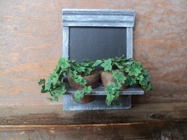 Poppenhuis miniatuur schoolbord met plantjes