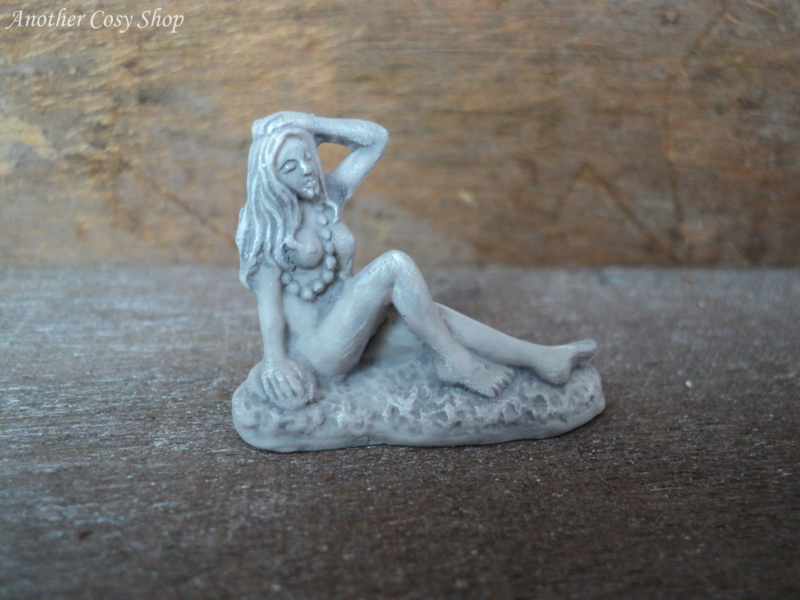 Dollhouse miniature statue sitting artistic nude (no. 4)