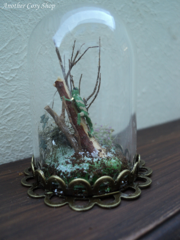 Poppenhuis miniatuur glazen stolp met gekko schaal 1:12