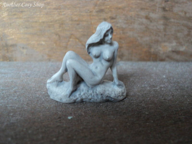 Poppenhuis miniatuur beeldje zittende naakte vrouw schaal 1:12  (no. 2)