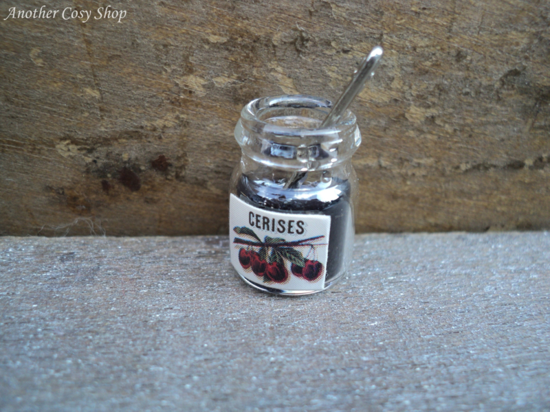Poppenhuis miniatuur glazen potje jam met lepel schaal 1:12
