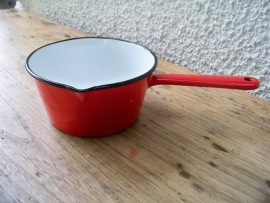 Rood emaille steelpannetje