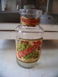 Glazen fles met oud etiket