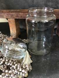 Oude glazen snoeppot met bol deksel