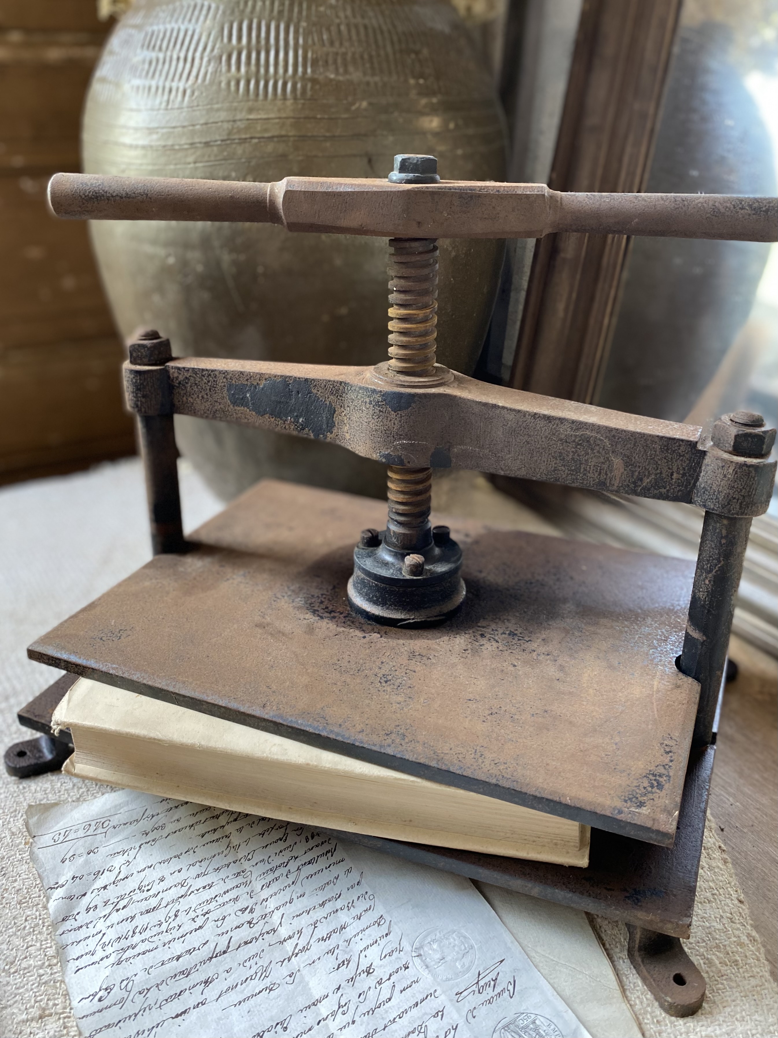 Oude zware boekenpers