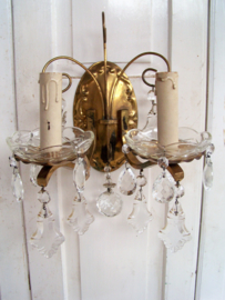 Oud wandlampje met kristallen pegels