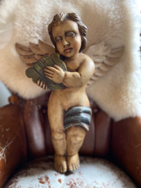 Oude houten engel