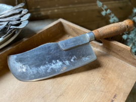 Oude hakplank met mes