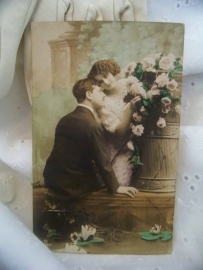 Man en vrouw met bloemen