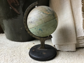 Kleine metalen wereldbol