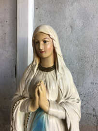 Groot oud Mariabeeld