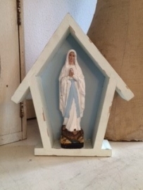 Kleine Maria in houten kapelletje...