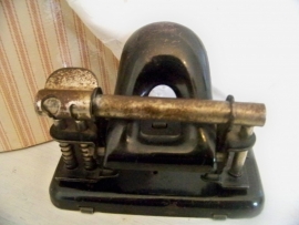 Oude zwarte perforator