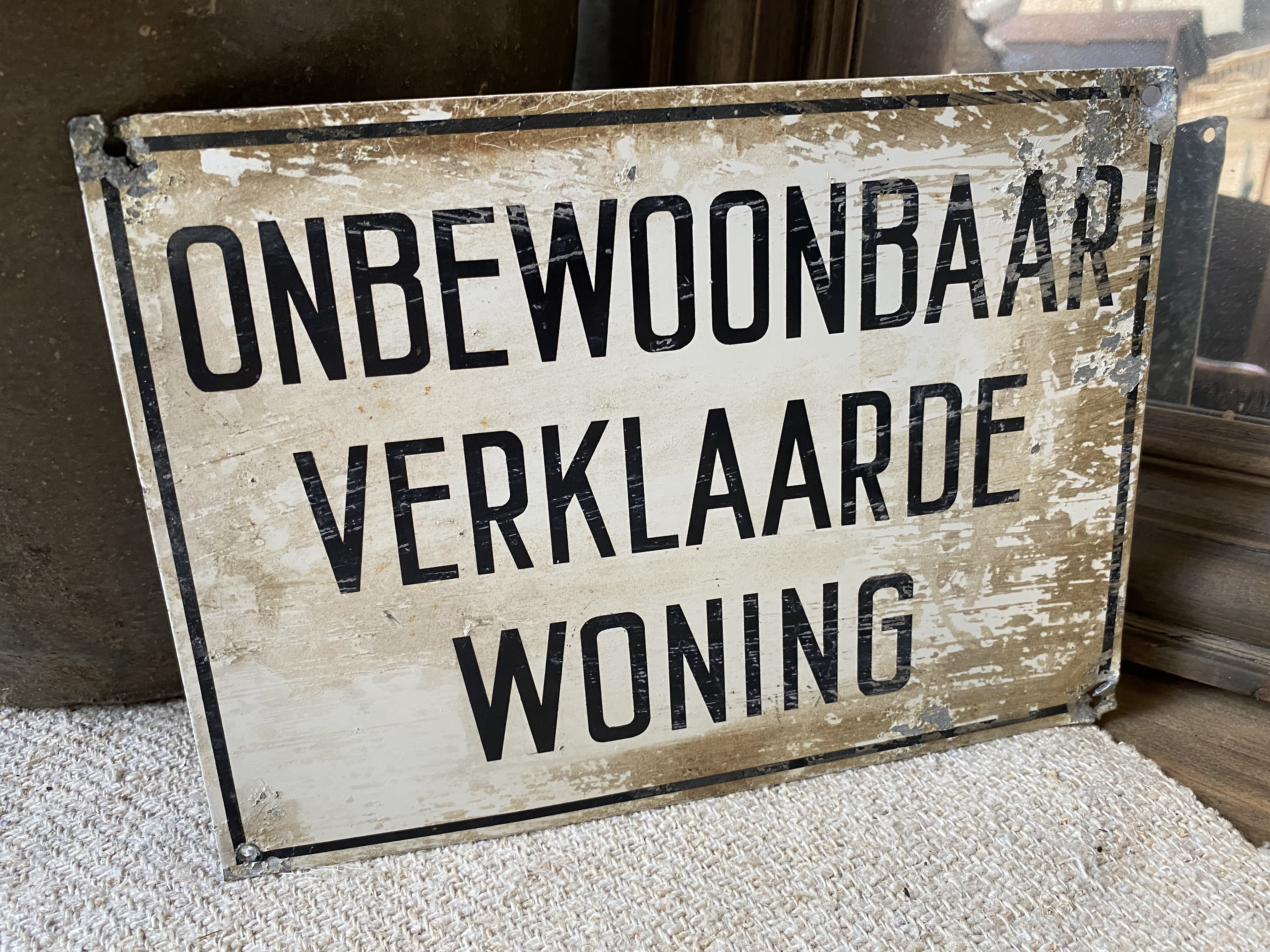 Bordje onbewoonbaar verklaarde woning