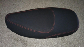 Neco Azurro - Zadel (zwart met rood stiksel) - M7720A-ALA6-9000RED - (VAK F-top)