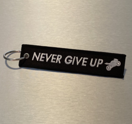 NEVER GIVE UP Sleutelhanger