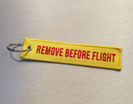 Remove Before Flight Sleutelhanger Geel - Rode Tekst