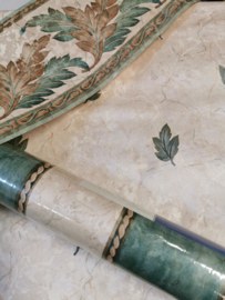 Groen behang  bloemen streep of rand