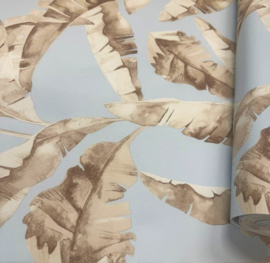 Blauw behang met zandkleurige Palmbladeren - L84401