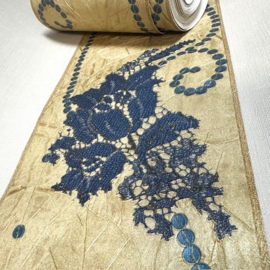 Behangrand in Goud met Blauwe Geborduurde Bloemen 6611-59