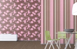 722.314 bruin roze bloemen  behang