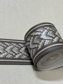 Klassieke taupe behangrand met ornamenten satijn look 4,5 cm – 5 meter lang