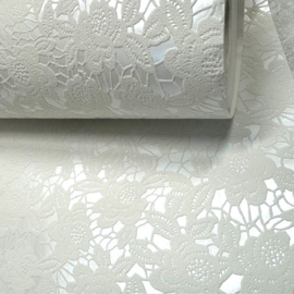 Witte Kant Pracht: Behang Geborduurd Design en Glanzende Textuur 45572