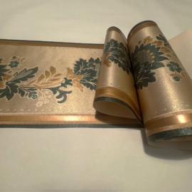 groene tropische bloemen rand goud als achtergrond Chique