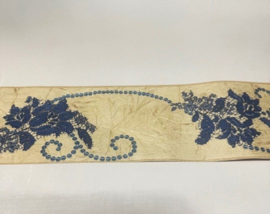 Behangrand in Goud met Blauwe Geborduurde Bloemen 6611-59