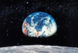 8-019 Komar Fotobehang Earth/ Moon zicht over de aarde zwart behang