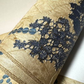 Behangrand in Goud met Blauwe Geborduurde Bloemen 6611-59