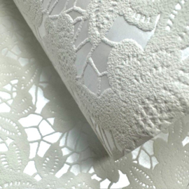 Witte Kant Pracht: Behang Geborduurd Design en Glanzende Textuur 45572