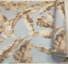 Blauw behang met zandkleurige Palmbladeren - L84401