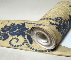 Behangrand in Goud met Blauwe Geborduurde Bloemen 6611-59
