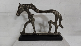 EEN ALUMINIUM  SCULPTUUR VAN EEN PAARD