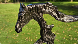 EEN ALUMINIUM  SCULPTUUR VAN EEN PAARD