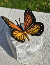 BRONZEN VLINDER OP NATUURSTEEN / ORANJE