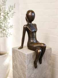 RANDZITTER / VROUW